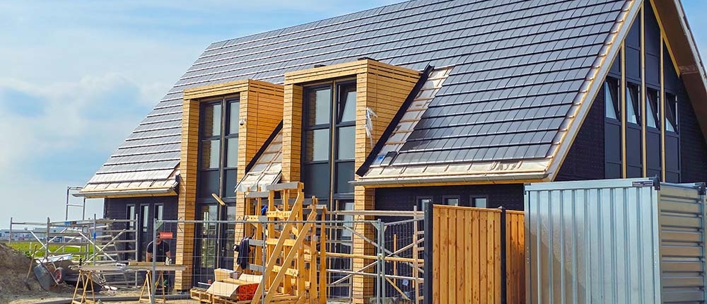 Landelijke stijl woning met houten gevelbekleding