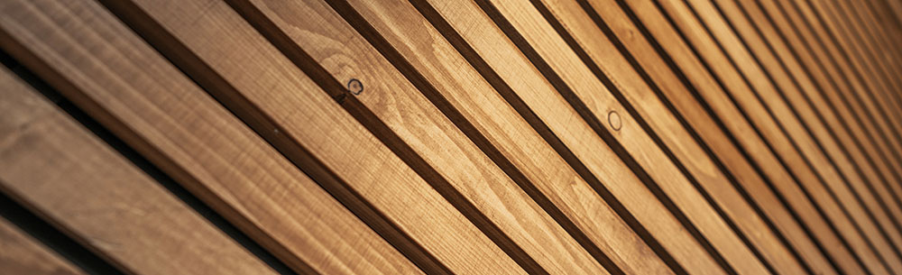 open-houten-gevelbekleding-leverancier-b2b-best-hibgevels Detail open gevelsysteem met horizontale houten latten en tussenruimte voor ventilatie